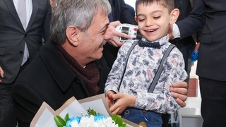 Yusuf Alemdar ve minikler arasında renkli görüntüler