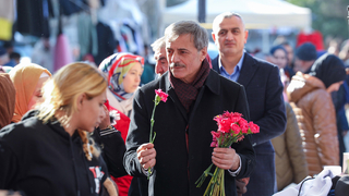 Yusuf Alemdar’a Çarşamba Pazarı’nda yoğun ilgi