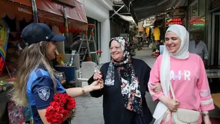 Zabıta Haftası’nda vatandaşa ve esnafa karanfil