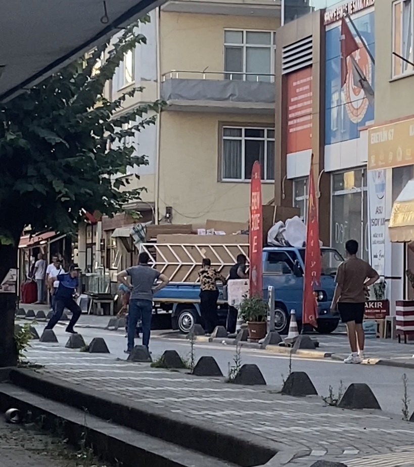 Zabıta ile karton toplayıcıları arasında kavga kamerada