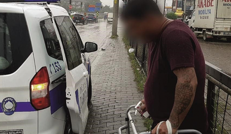 Zabıtaların yakaladığı dilenci yürüteçle geldi, yürüyerek çıktı