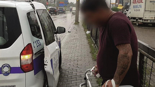 Zabıtaların yakaladığı dilenci yürüteçle geldi, yürüyerek çıktı