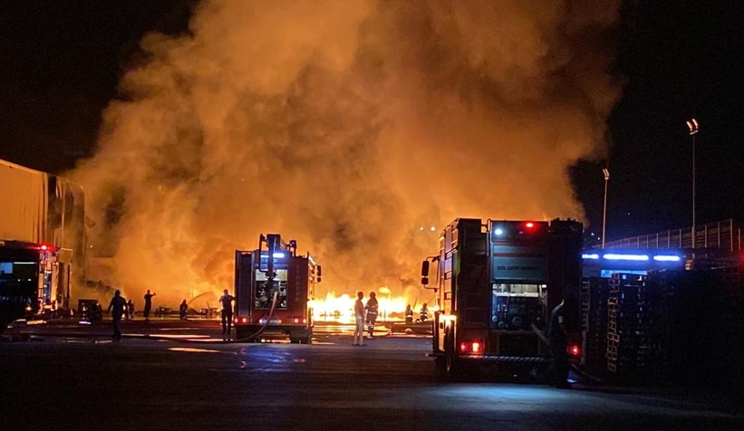 Zincir marketin deposu alev alev yandı