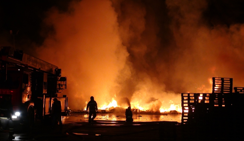 Zincir marketin deposunda çıkan yangın söndürüldü