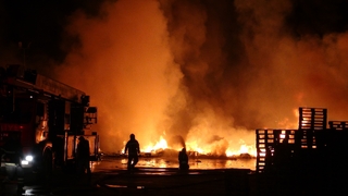 Zincir marketin deposunda çıkan yangın söndürüldü