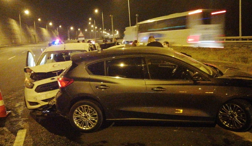 Zincirleme kaza otoyolu trafiğe kapattı