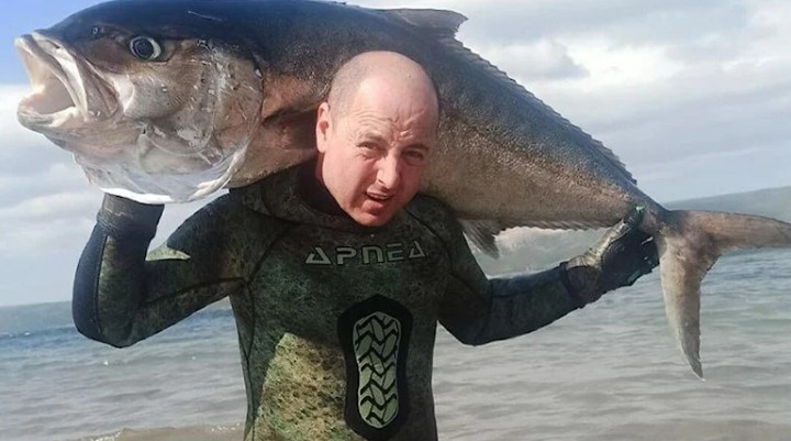 Zıpkınla 50 kiloluk akya balığı avladı