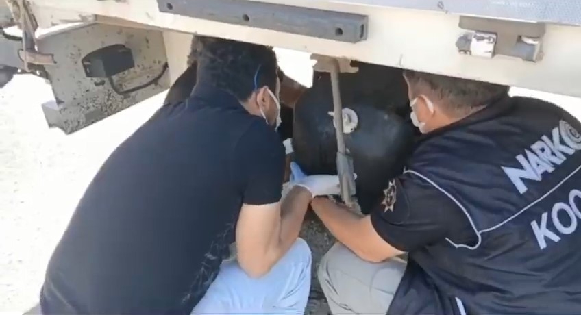 Zuladan uyuşturucu fışkırdı